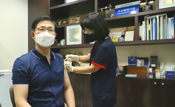 SK bioscience CEO Ahn Jae-yong is receiving the Novavax updated Covid-19 vaccine on Monday in Seongnam, Gyeonggi Province. (Credit: SK bioscience)