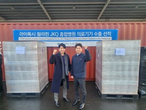 Alex Cheon, CEO of Itoxi (left), and Kim Sung Hun, Director of strategic planning of Hanshin Medical (right), pose in front of the first batch of exports on Tuesday. (Credit: Itoxi)