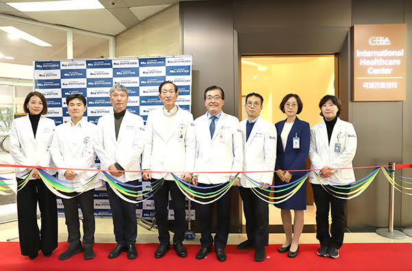 CHA Bundang Medical Center CEO Yoon Sang-wook (third from left) poses for a commemorative photo with other hospital staff to celebrate the reopening of the CHA Global Hospital within the center's complex in Seongnam, Gyeonggi Province, on Thursday.
