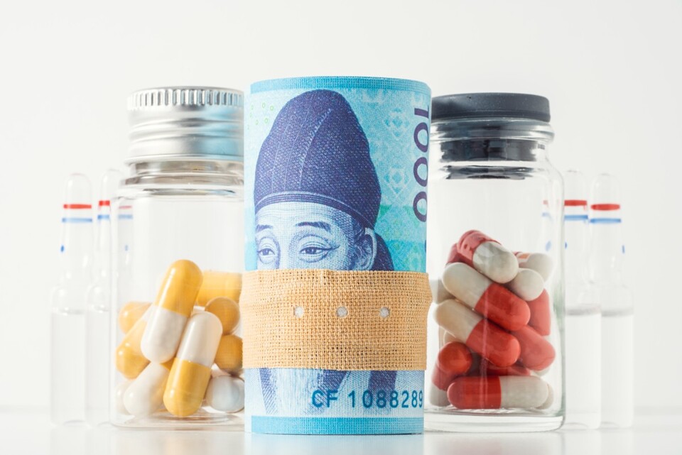 According to the Ministry of Health and Welfare's 2022 Expenditure Report on Economic Benefits of Drug and Medical Device Suppliers, 27.7 percent of companies provided economic benefits worth 880.8 billion won for medical workers. (Credit: Getty Images).