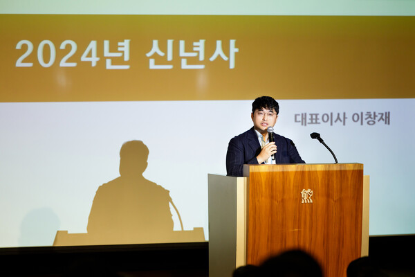 Daewoo Pharmaceuticals CEO Lee Chang-jae makes his New Year’s speech. (Courtesy of Daewoong Pharmaceuticals)