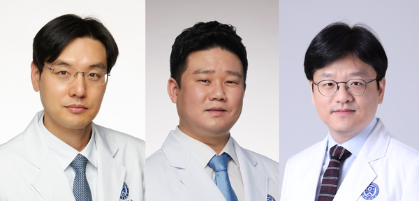 A Severance Hospital research team found a new factor that can cause retinoblastoma. They are from left Professors Lee Seung-kyu, Kim Yong-joon, and Han Jung-woo.