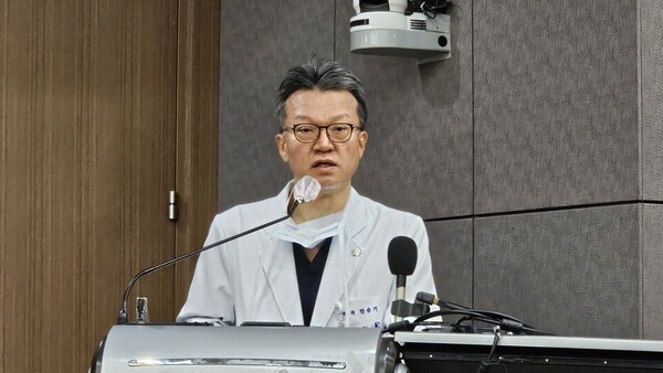Professor Min Seung-kee of the Department of Transplantation and Vascular Surgery at Seoul National University Hospital speaks at a press briefing in Seoul, Thursday. (Credit: Korea Biomedical Review)