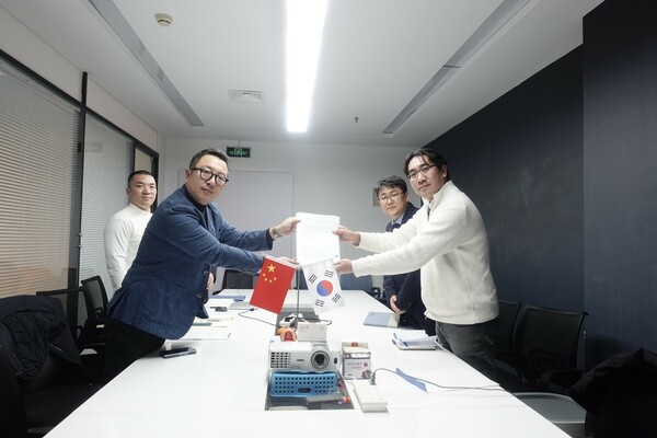 Yan Xiaoping (left), CEO of Beijing Kyungpook Medical Group, and Lim Sung-hwan, manager of the dental department at Osteonic, pose for a photo after signing the agreement in Beijing, China, on Wednesday. (Credit: Osteonic)