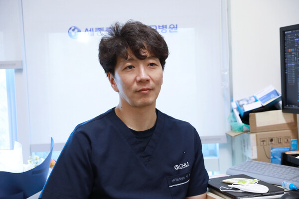 Professor Lee said he hopes to stay in the NICU till the end. (Courtesy of Chungnam National University Sejong Hospital).