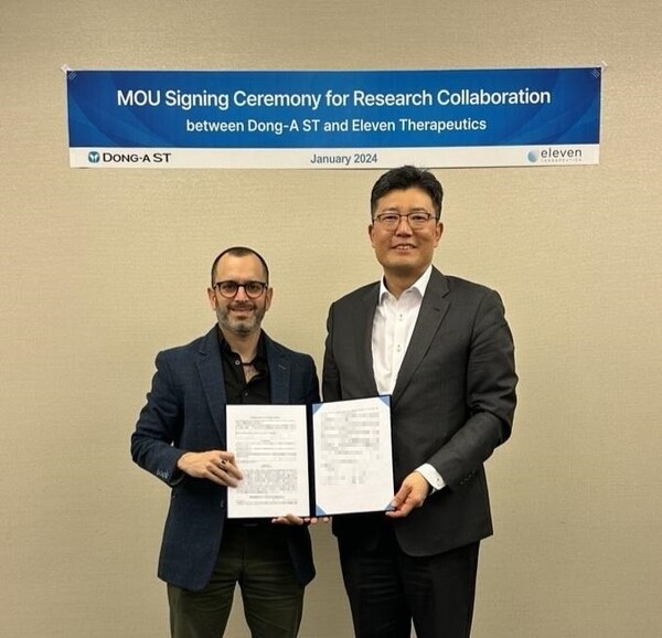 Dong-A ST President for R&D Park Jae-hong (right) and Yaniv Erlich, CEO and co-founder of Eleven Therapeutics, hold their business agreement to collaborate on RNA-based gene therapy on the sidelines of the JP Morgan Healthcare Conference 2024 in San Francisco, Calif., on Tuesday (local time).