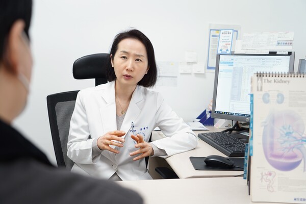 Professor Choi Hye-min of the Department of Nephrology at Myongji Hospital consults a patient. (Courtesy of Myongji Hospital)