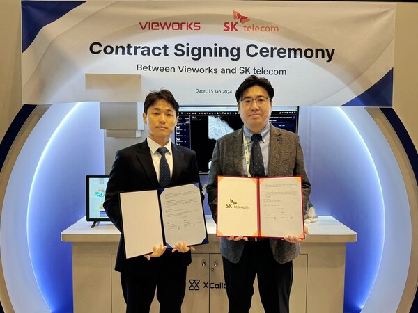 Son In-hyuk (left), Vice President and Head of Global Solutions AIX at SK telecom, and Hong Seung-ki (right), Vice President of Vieworks, pose for a photo at VMX 2024 in Orlando, the U.S. on Monday. (Credit: Vieworks)