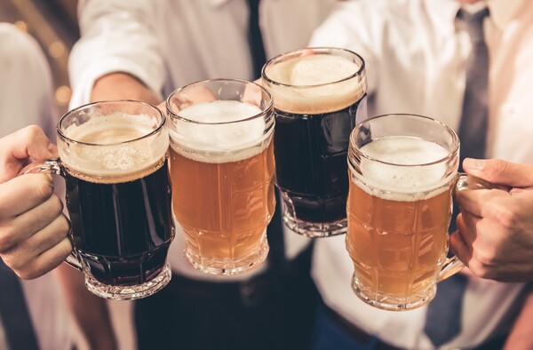 Large-scale studies have shown that people who drink more than 30 grams of alcohol per day (about four drinks, regardless of alcohol type) have a higher risk of atrial fibrillation with lower alcohol metabolism and that each additional drink per day increases the risk of atrial fibrillation by 1 percent, regardless of alcohol metabolism. (Credit: Getty Images)
