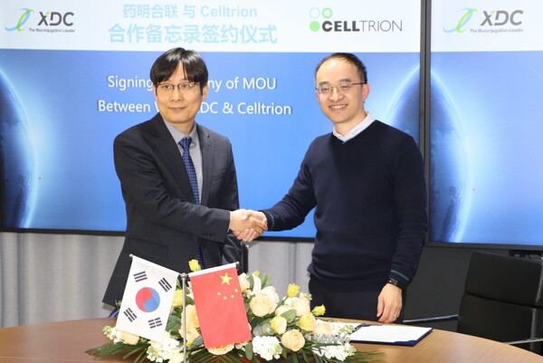 Cho Jong-moon (left), Head of Biotechnological Research Division at Celltrion, and Dr. Jimmy Li, CEO of Wuxi XDC, pose for a photo in Wuxi, China on Tuesday. (Credit: Celltrion)