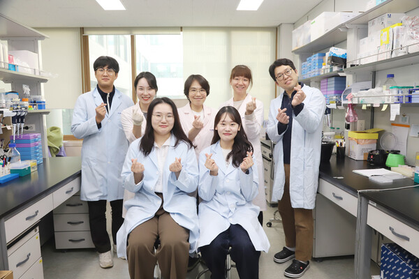 A KRIBB research team, led by Professor Jung Cho-rok (back row third from left), developed a possible treatment candidate for hereditary spastic paraplegia. (credit: KRIBB)