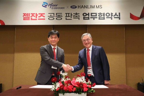 Pfizer Korea General Manager Oh Dong-wook (left) and Hanlim MS Vice Chairman Kim Jung-jin shake hands after signing a co-promotion agreement for Xeljanz, an autoimmune disease treatment, at the Grand Hyatt Seoul in Yongsan-gu, Seoul, on Monday