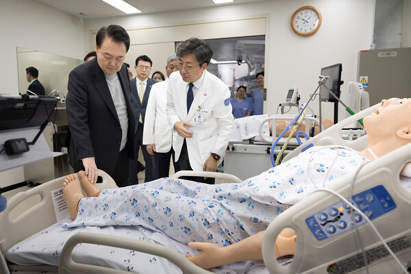 President Yoon Suk Yeol visited the SMART Simulation Center at Seoul National University Bundang Hospital, south of Seoul on Thursday. (Courtesy of the Office of the President)
