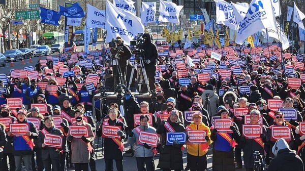 The Korean Medical Association (KMA) has begun discussing the level of response ahead of the government's announcement to increase the medical school enrollment quota. The KMA organized the National Doctors' Uprising in Gwanghwamun, central Seoul, on Dec. 17. (KBR photo)