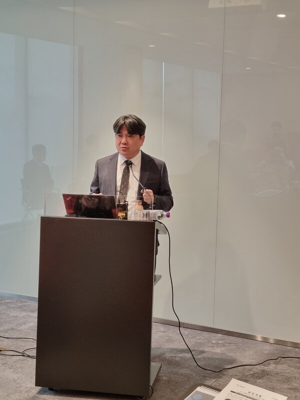 Curacle CEO Ryu Jae-hyeon presents the results of the phase 2a clinical trial of CU06. (KBR photo)