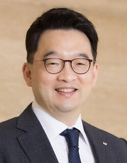 OCI Holdings Chairman Lee Woo-hyun explained how the integrated OCI Holdings and Hanmi Science entity will operate during an online investor conference on Wednesday.