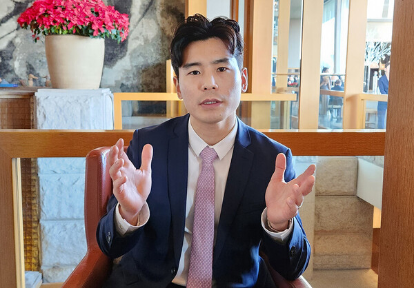 Dr. Paul S.C. Kim, president of the Korean UK Medical Association (KUMA), spoke with Korea Biomedical Review about pending issues, including the U.K.'s medical environment, which has less “judicial risk” than in Korea, during his recent interview. (KBR photo)