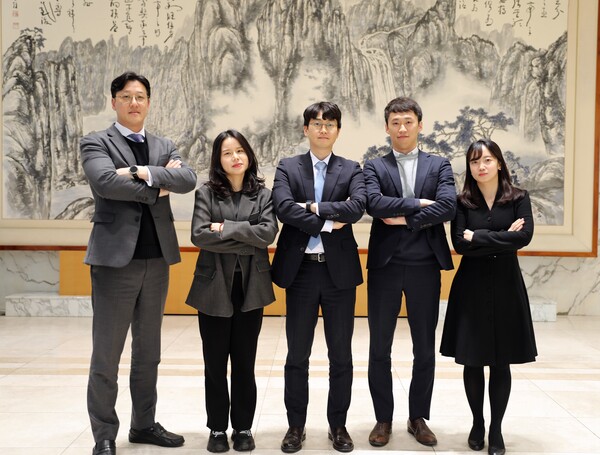 Members of the Diabetes Division of the Marketing 2 team at the ETC Business Headquarters of Dong-A ST. They are, from left, Park Jong-guk general product manager (GPM), Moon Bo-kyung, product manager (PM), Manager), Lim Tae-koo (PM), Jeon Do-young (PM), and Kim Da-hye (PM).