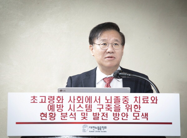 Korean Stroke Society President Bae Hee-joon explains the dire situation of stroke treatment in Korea during a press conference held at Westin Josun Seoul on Wednesday. (credit: KSS)