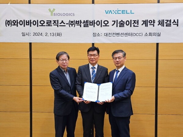 Y-Biologics signed a technology transfer (license out) agreement with VaxCell Bio on Tuesday. From left, Y-Biologics Co-CEO Jang Woo-ick, VaxCell Bio CEO Lee Je-jung, and Y-Biologics Co-CEO Park Young-woo. (Courtesy of Y-Biologics)