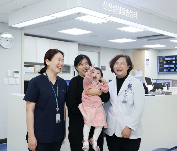 From left, Professor Shin  Yu-rim, Joo-ah's mother, Joo-ah, and Professor Jung Jo-won pose for a photo. (Courtesy of Severance Hospital) 