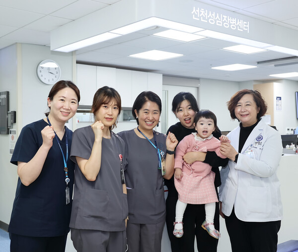 Joo-ah and medical staff at Severance Hospital (Courtesy of Severance Hospital) 