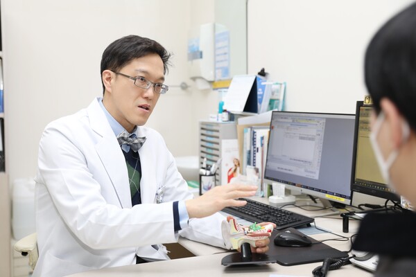 Professor Shim Dae-bo of the Department of Otorhinolaryngology at Myongji Hospital talks about sudden deafness in a recent interview with Korea Biomedical Review. (Courtesy of Myongji Hospital)