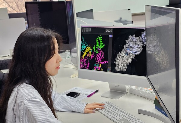 A researcher at Daewoong Pharmaceutical searches for new drug candidates through an AI drug development system. (Courtesy of Daewoong Pharmaceutical)