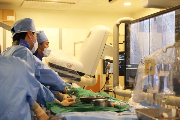 Medical professionals conduct the TAVI procedure at Myongji Hospital in Goyang, Gyeonggi Province. (Courtesy of Myongji Hospital)