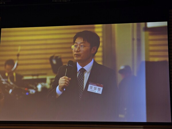 Chung Il-hyung, director of the Global Business Division at Chong Kun Dang, makes a proposal.