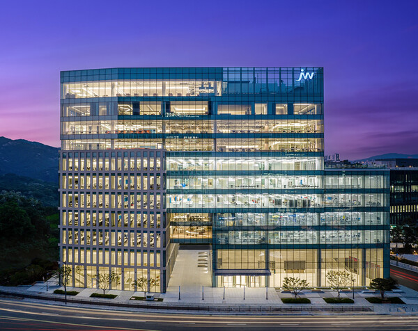 JW Pharmaceutical Group’s new headquarters office in Gwacheon, Gyeonggi Province, has been built focusing on a large-scale convergence research facility.