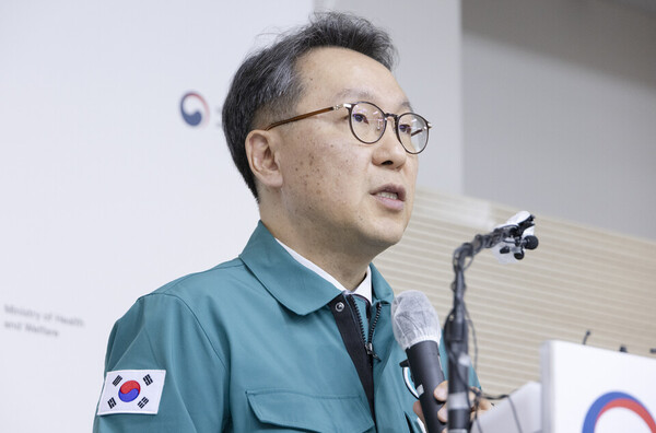 Vice Minister of Health and Welfare Park Min-soo addresses the media during the Central Disaster and Safety Countermeasures Headquarters briefing on Monday, requesting the medical community to gather representative members to discuss the current crisis (Credit: MOHW)