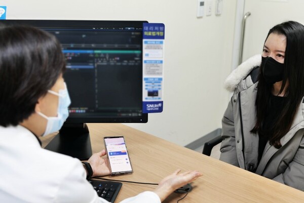 A patient receiving a consultation on how to use Aimmed’s Somzz, a DTx for treating insomnia, at Seoul National University Hospital. (Credit: SNUH)