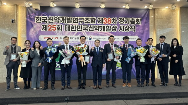Recipients pose for photographers at the 25th Korea New Drug Development Award Ceremony at Geranium Hall in Samjeong Hotel, Seoul, on Thursday last week.