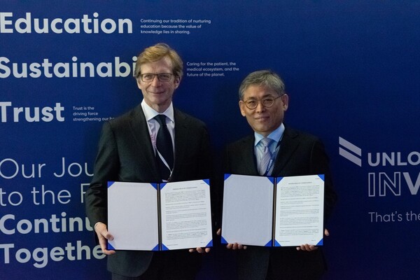 Samsung Medison CEO Kim Yong-kwan (right) and Bracco Imaging CEO Fulvio Renoldi Bracco pose for a photo after signing the MoU agreement during ECR 2024. (credit: Samsung Medison)