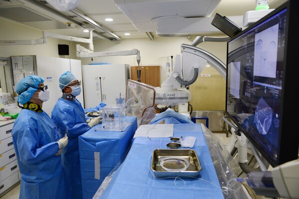 Professor Kim Kyung-min (right) performs radioembolization on a patient with liver cancer. (Credit: Severance Hospital)