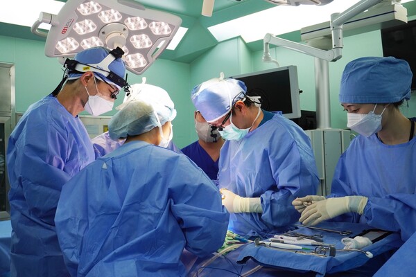 An allogeneic adult stem cell-based, 3D-bio printed artificial organ transplantation surgery is underway. Second from right is Professor Nam In-cheol of the Catholic University of Korea Incheon St. Mary's Hospital. (Credit: Catholic Medical Center)