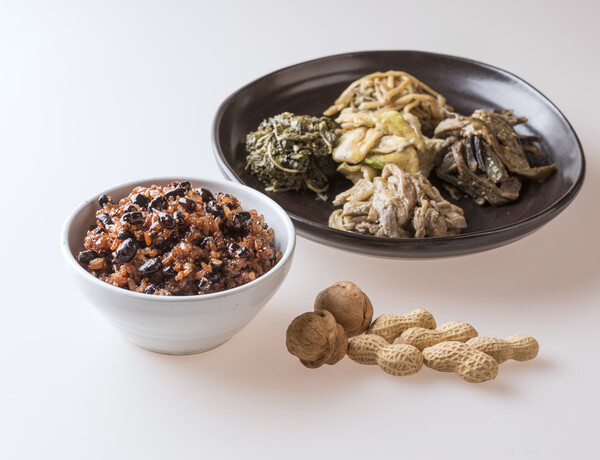 Korean traditional Daeboreum cuisine, comprising multigrain rice, seasoned herbal dishes, and nuts. (Credit: Getty Images)