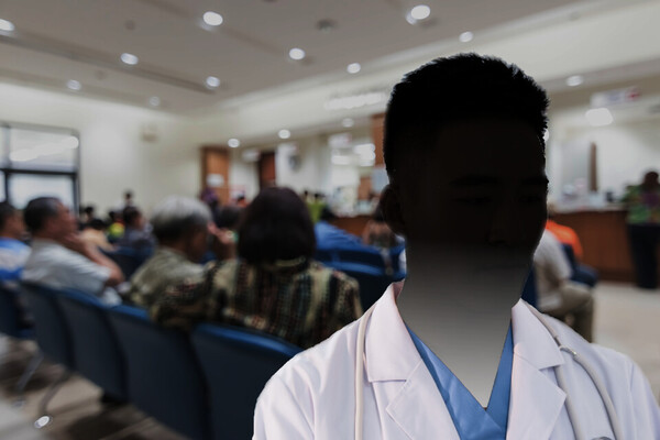 Some training hospitals provide poor accommodation to dispatched public health doctors or require them to work 80 hours a week, causing complaints among dispatched physicians.