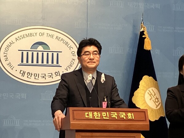 Bang Jae-seung, head of the emergency committee of the Seoul National University Medical Professors' Council, suggested on Tuesday commissioning a Korean medical workforce data study on a reputable foreign agency, such as the Organization for Economic Cooperation and Development (OECD). (KBR photo)