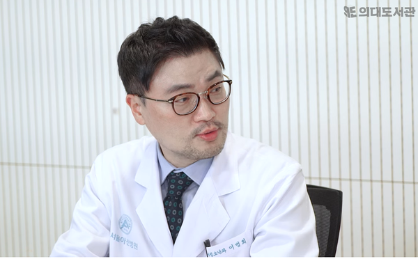  Lee Beom-hee of the Department of Medical Genetics at Asan Medical Center (Screen captured from the YouTube channel "Medical Library")