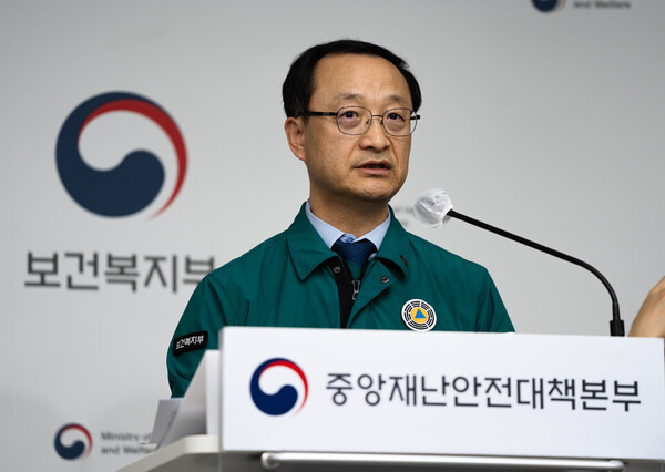 Medical residents who collectively resigned in protest against the increase in medical school enrollment quota will likely face de facto license revocation if they do not return to their hospitals and complete their training. Deputy Health Minister Jun Byung-wang said so at a regular briefing of the Central Disaster and Safety Countermeasures Headquarters on Friday. (Courtesy of the Ministry of Health and Welfare)