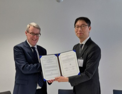 KHIDI Director General for Health R&D and Innovation Kim Hyun-chul (right) and MRC Executive Chair Patrick Chinnery shake hands after signing the MOU.(credit: KHIDI)