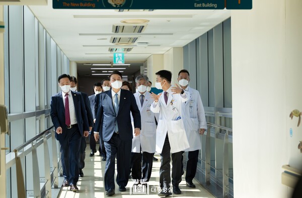 President Yoon Suk Yeol visited Asan Medical Center Children's Hospital, located in Songpa-gu, Seoul, on Monday to inspect the treatment facilities for critically ill pediatric patients. (credit: Office of the President)