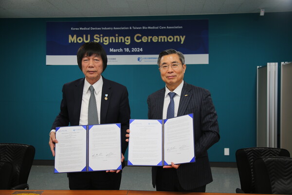 Korea Medical Devices Industry Association (KMDIA) Chairman Kim Young-min (right) and Taiwan Bio-Medical Care Association (TBMCA) Chairman Formosa Lu signed an MOU at the KMDIA headquarters office on Monday. (Courtesy of KMDIA)