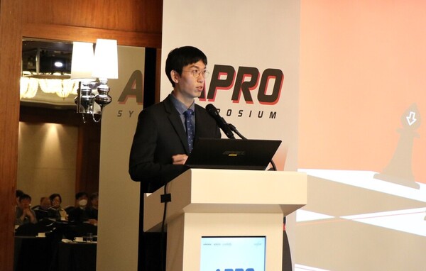 Professor Chun Kyeong-hyeon of the NHIS Ilsan Hospital gives a presentation at the “APRO Symposium,” organized by Handok at the Grand Intercontinental Seoul Parnas on Tuesday.