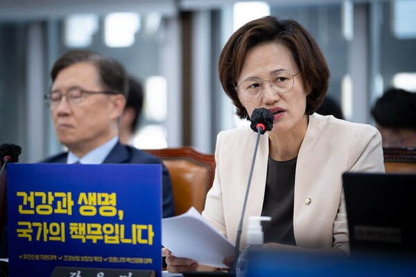 Rep. Kang Eun-mi of the Justice Party, a National Assembly's Health and Welfare Committee member, criticized the government's allocation of increased medical school admission quota, saying it was nothing more than "solving the long-cherished wishes of private universities.” (Courtesy of Rep. Kang’s office)