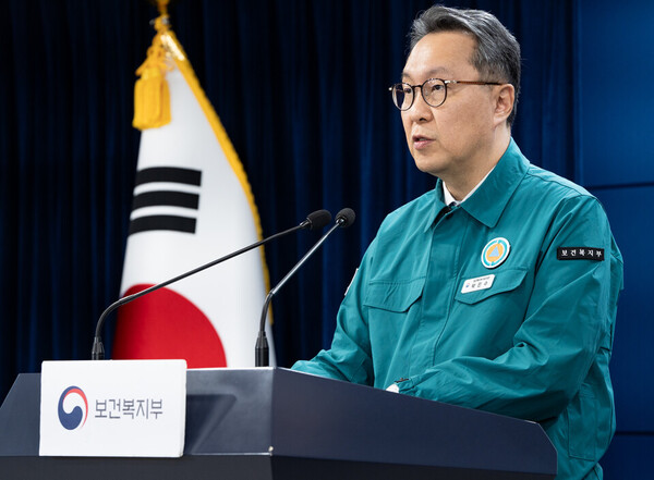 During a daily briefing on Friday, Vice Minister of Health and Welfare Park Min-soo said the government could administratively block medical residents who have collectively left their training hospitals from obtaining U.S. medical licenses. (Courtesy of the Ministry of Health and Welfare)