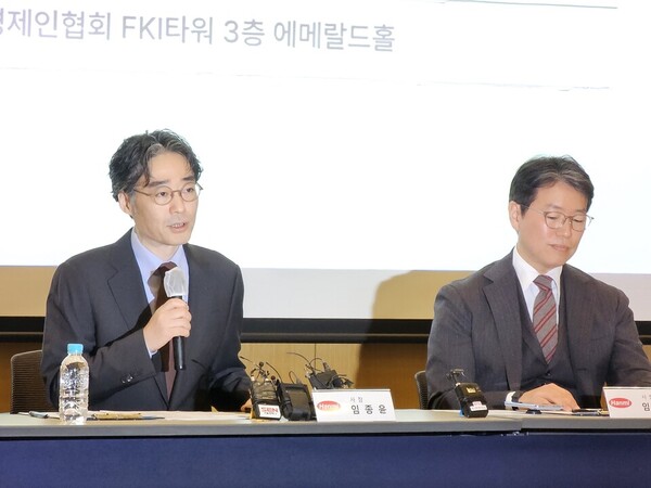 Hanmi Pharmaceutical President and CEO Lim Jong-yoon (left) and his younger brother, Hanmi Find Chemical CEO Lim Jong-hoon, held a press conference on March 21 at the Federation of Korean Industries in Yeoeuido, Seoul, opposing the Hanmi Group’s planned merger with the OCI Group. (KBR photo)