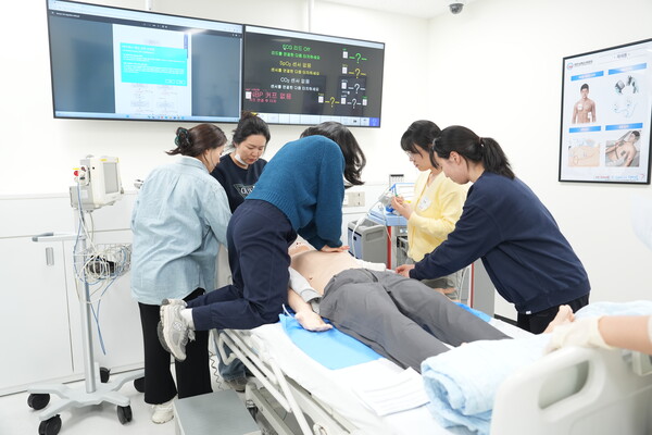 Students from Seoul Women's College of Nursing participating in a simulation education at the center. (credit: SNUBH)